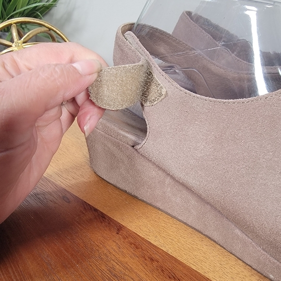 Chocolat Blu Yana Suede Wedge Sandals Size 9.5 Taupe Casual Comfy - Picture 8 of 16